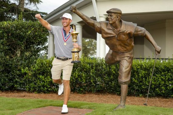 Andy Ogletree poses with the Payne Stewart statue after winning the 2019 U.S. Amateur at Pinehurst Resort & Country Club (Course No. 2) in Village of Pinehurst, N.C. on Sunday, Aug. 18, 2019. (Copyright USGA/Chris Keane)