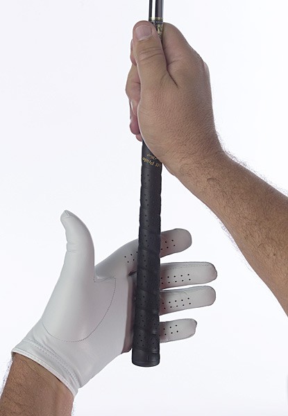 Step 1: Placing the handle With your right hand, grab the shaft where it meets the grip and hold the club out in front of you at a 45-degree angle. Turn your left palm toward you and then set the grip in the area between your first knuckles and the top of your palm. (Photo by Shecter Lee)