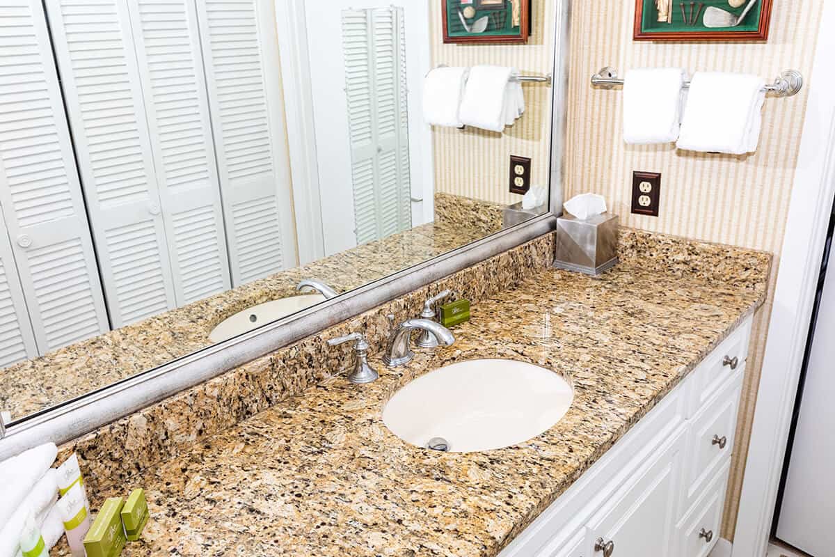 CONDOS_GOLFTERRACE_ 208_BATHROOM