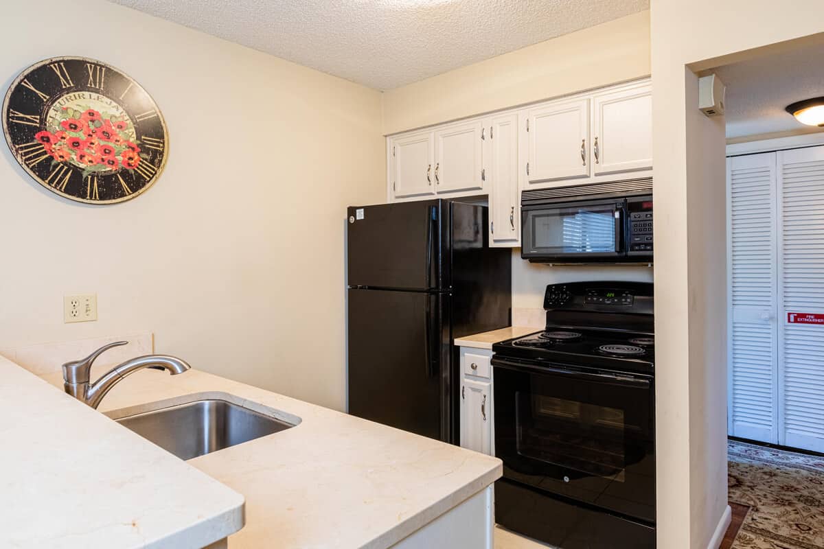 CONDOS_LAKEVIEW_ 113_KITCHEN