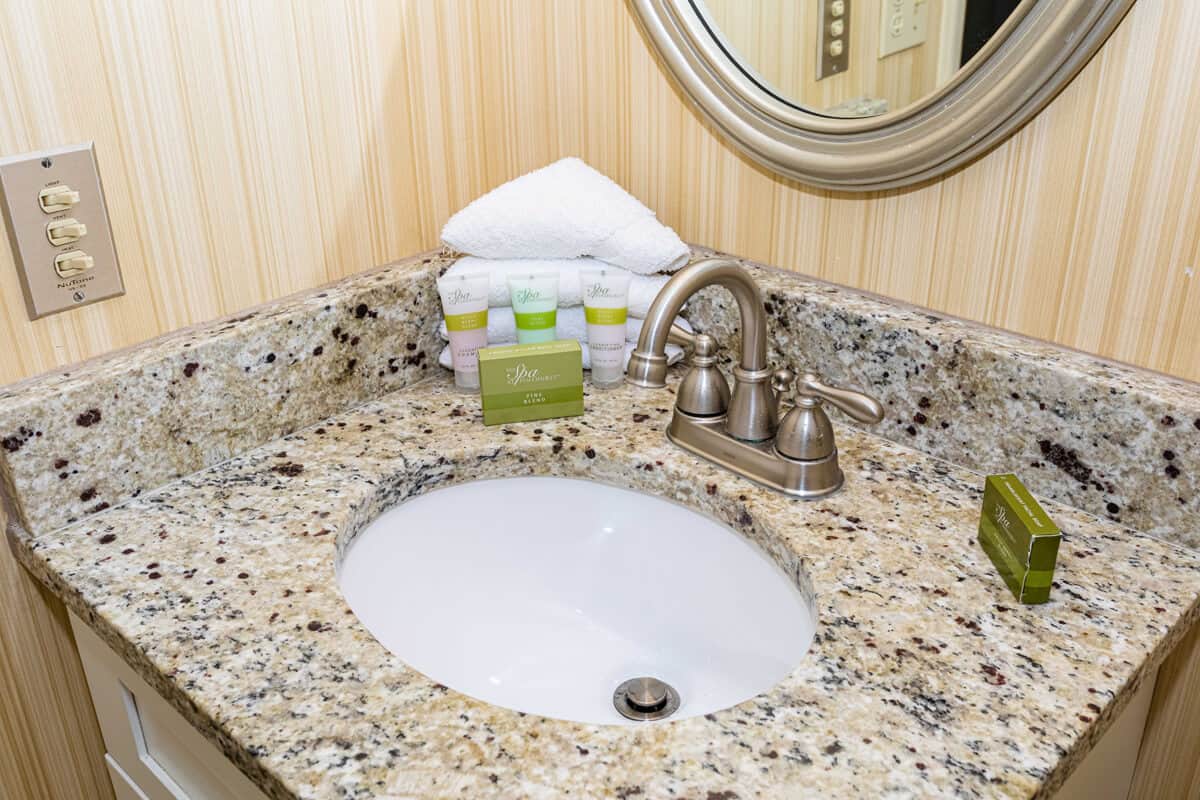 CONDOS_LAKEVIEW_ 211_BATHROOM