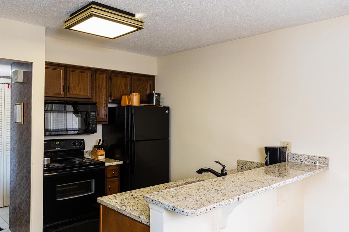CONDOS_LAKEVIEW_ 211_KITCHEN