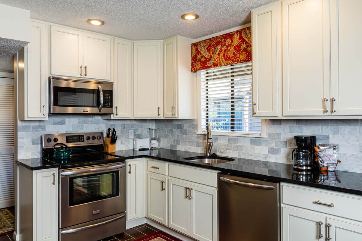 CONDOS_LAKEVIEW_ 244_KITCHEN