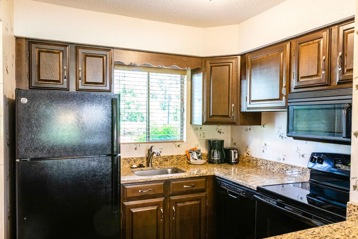 CONDOS_PRINCEMANOR_ 102_KITCHEN