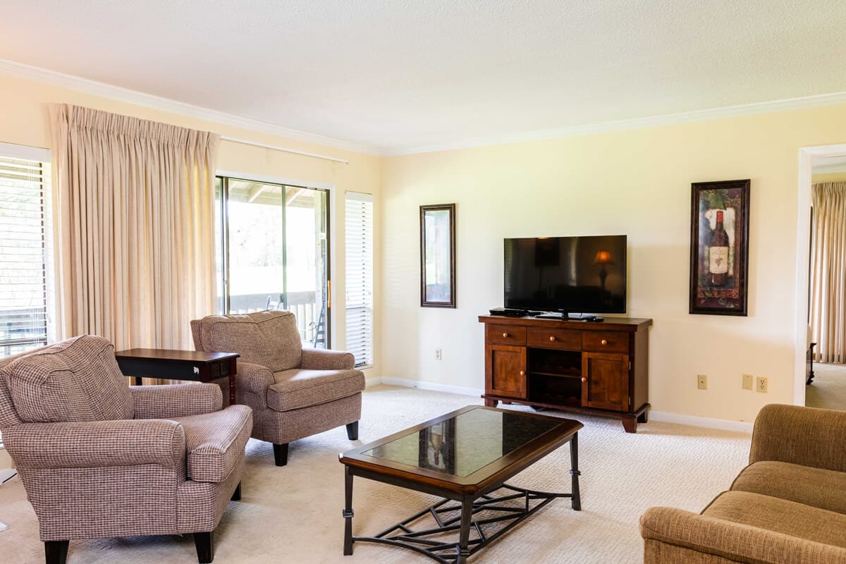 CONDOS_PRINCEMANOR_ 202_LIVINGROOM 1