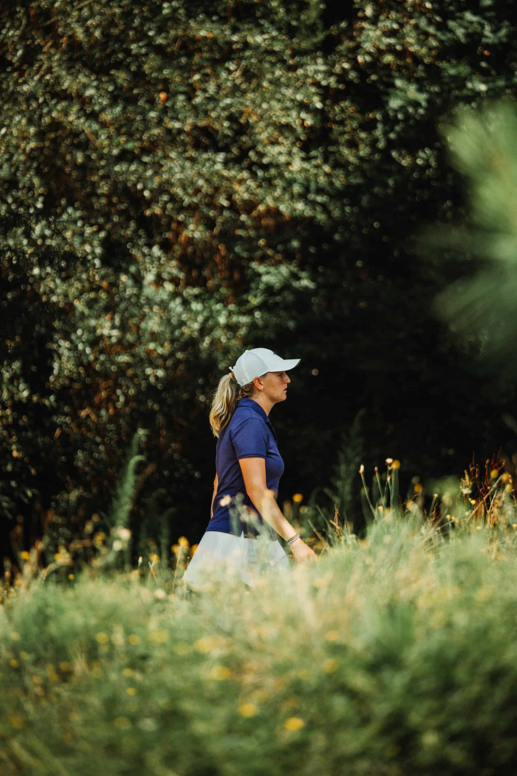 Anna Morgan walks alone during a tough day on Pinehurst No. 2. (Photo by Zach Pessagno)