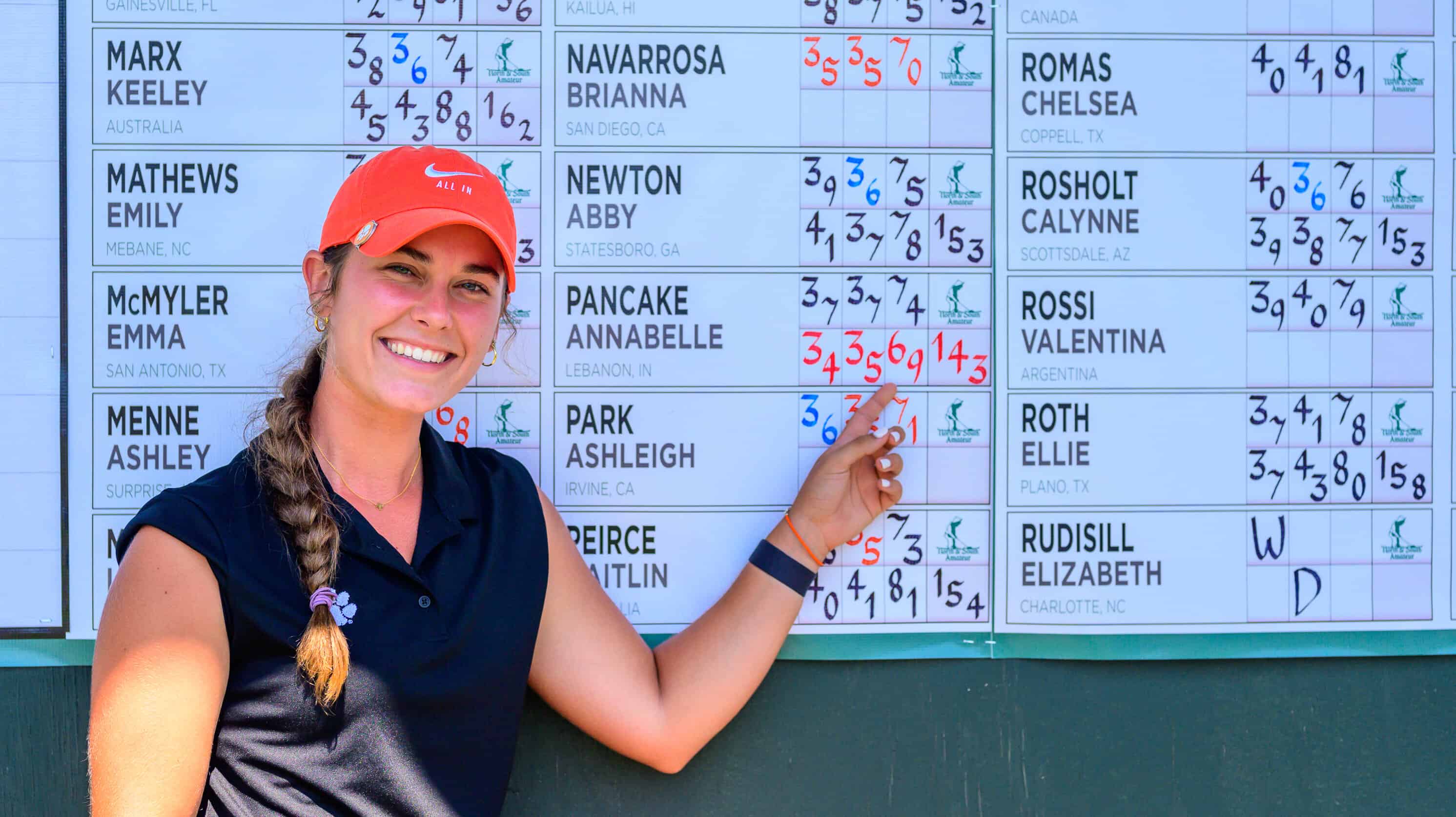 Annabelle Pancake points to her low round of 69 on Pinehurst No. 2. (Photo by John Patota)