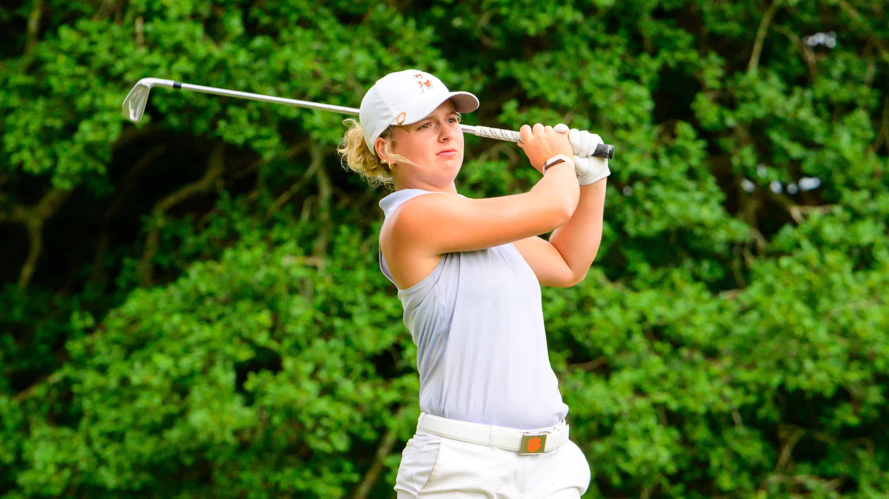 Isabella Rawl watches her approach shot on Pinehurst No. 2. (Photo by John Patota)